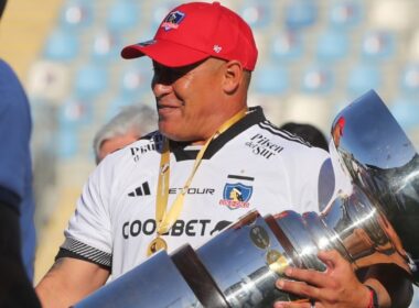 Primer plano a Jorge Almirón con camiseta de Colo-Colo celebrando la Supercopa.