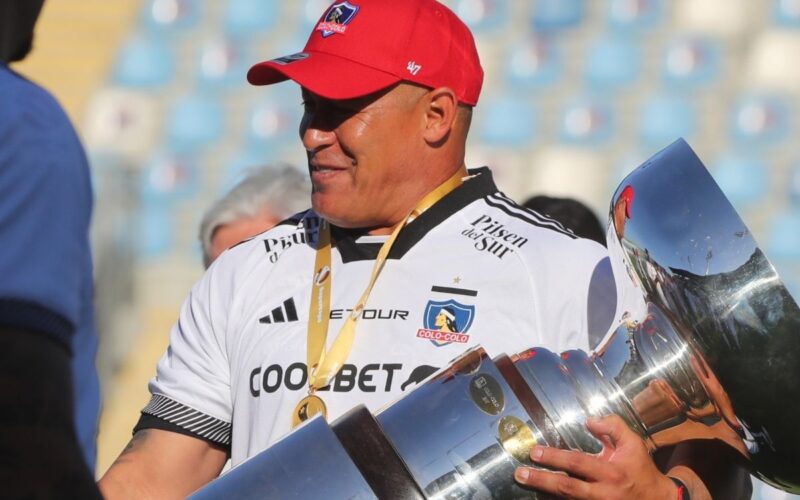 Primer plano a Jorge Almirón con camiseta de Colo-Colo celebrando la Supercopa.