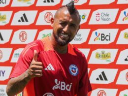 Primer plano a Arturo Vidal con la camiseta de la Selección Chilena.