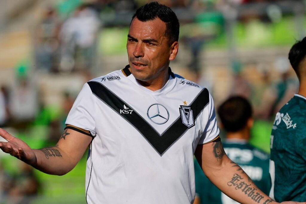 Primer plano a Esteban Paredes con la camiseta de Santiago Morning.