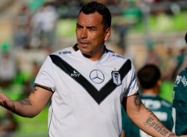 Primer plano a Esteban Paredes con la camiseta de Santiago Morning.