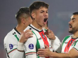 Primer plano a Iván Román celebrando un gol con la camiseta de Palestino.