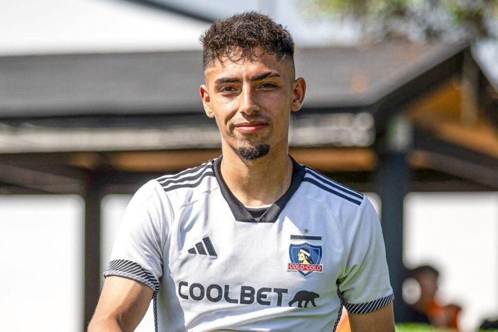 Primer plano a Dylan Portilla con la camiseta de Colo-Colo.