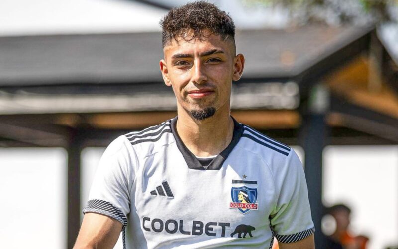 Primer plano a Dylan Portilla con la camiseta de Colo-Colo.