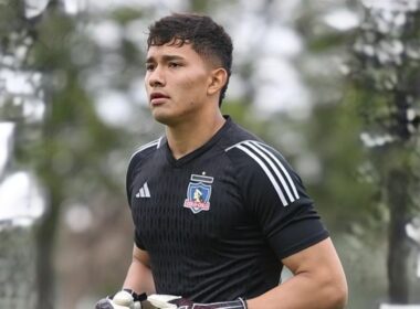 Primer plano a Eduardo Villanueva con la camiseta de Colo-Colo Proyección.