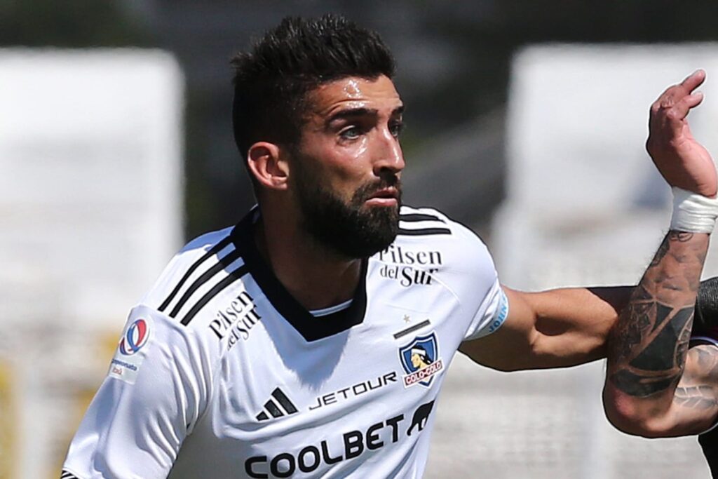 Primer plano a Emiliano Amor con la camiseta de Colo-Colo.