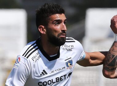 Primer plano a Emiliano Amor con la camiseta de Colo-Colo.