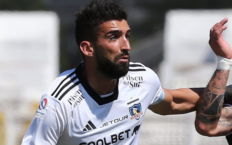 Primer plano a Emiliano Amor con la camiseta de Colo-Colo.