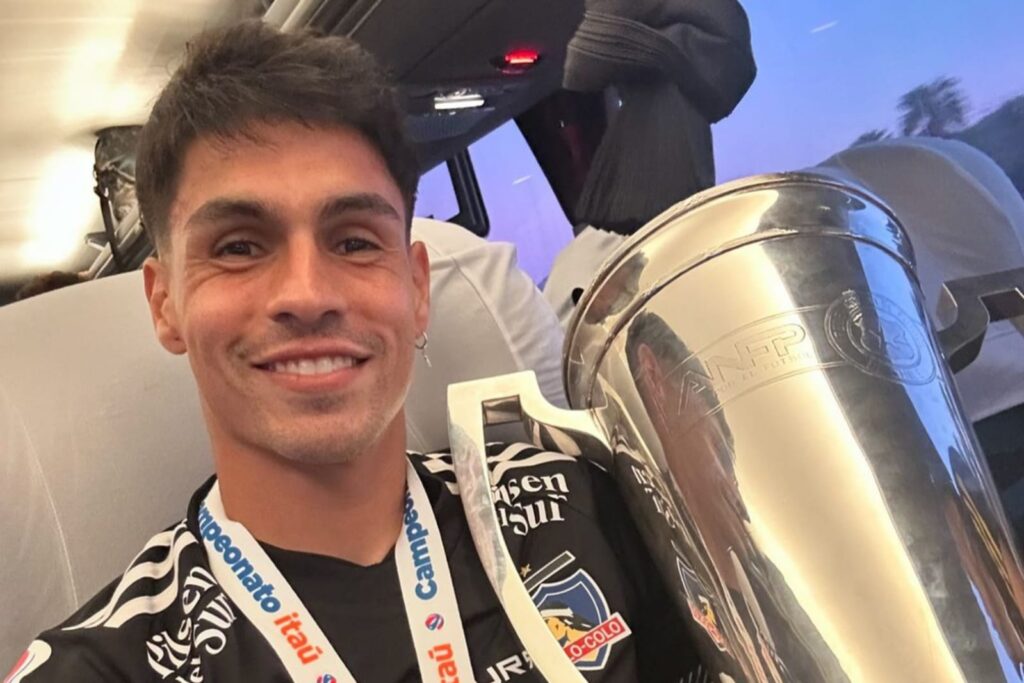 Primer plano a Erick Wiemberg con la copa de campeón del fútbol chileno.