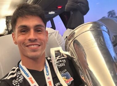 Primer plano a Erick Wiemberg con la copa de campeón del fútbol chileno.