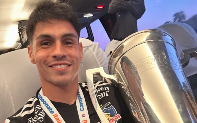 Primer plano a Erick Wiemberg con la copa de campeón del fútbol chileno.