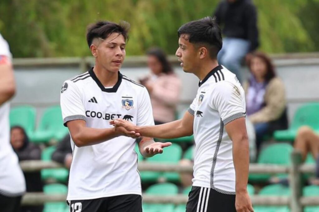 Primer plano a Francisco Rivera celebrando un gol con Colo-Colo Proyección.