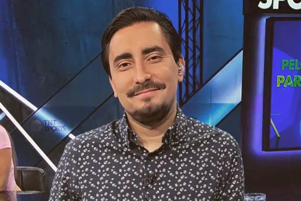 Primer plano a Gastón Fauré en los estudios de TNT Sports.