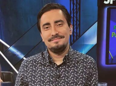 Primer plano a Gastón Fauré en los estudios de TNT Sports.