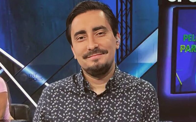 Primer plano a Gastón Fauré en los estudios de TNT Sports.