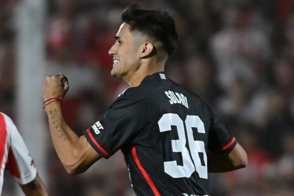 Pablo Solari celebrando un gol por River Plate.