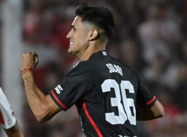 Pablo Solari celebrando un gol por River Plate.