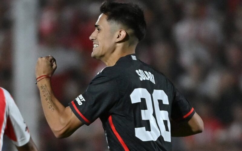 Pablo Solari celebrando un gol por River Plate.