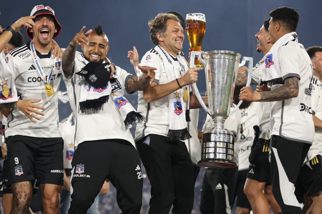 Plantel de Colo-Colo festejando la obtención del título del Campeonato Nacional.