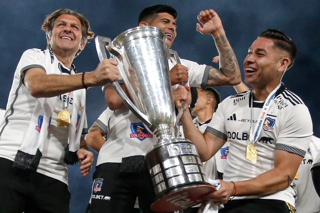 Aníbal Mosa, Esteban Pavez y Óscar Opazo levantando el trofeo del Campeonato Nacional ganado por Colo-Colo.