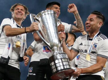 Aníbal Mosa, Esteban Pavez y Óscar Opazo levantando el trofeo del Campeonato Nacional ganado por Colo-Colo.