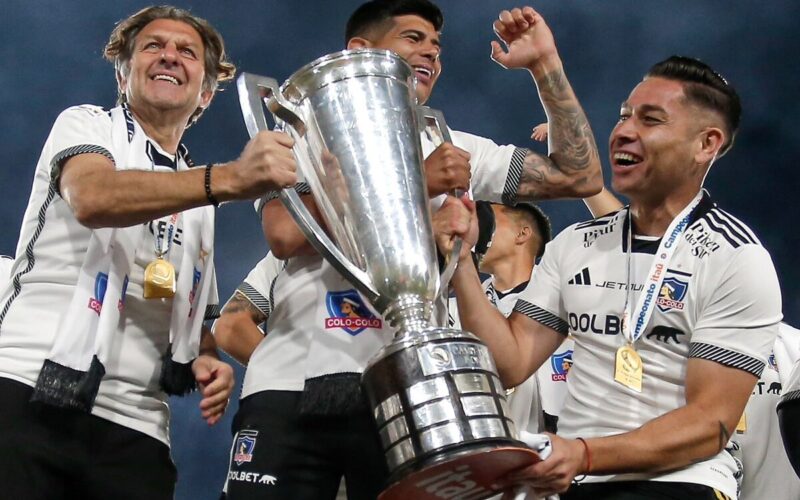 Aníbal Mosa, Esteban Pavez y Óscar Opazo levantando el trofeo del Campeonato Nacional ganado por Colo-Colo.