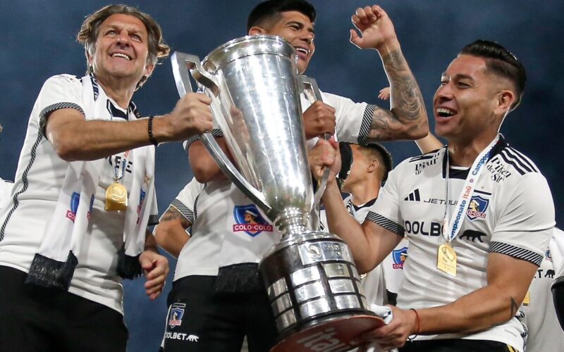 Integrantes de Colo-Colo levantando el trofeo del Campeonato Nacional.