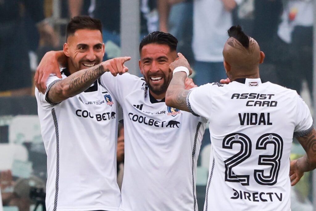 Jugadores celebrando un gol de Colo-Colo vs Deportes Iquique.