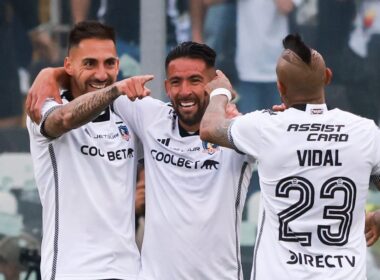 Jugadores celebrando un gol de Colo-Colo vs Deportes Iquique.