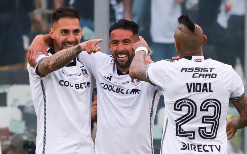 Jugadores celebrando un gol de Colo-Colo vs Deportes Iquique.