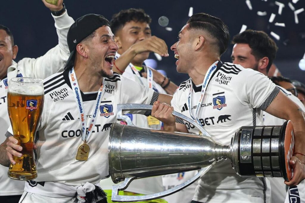 Gonzalo Castellani y Óscar Opazo celebrando la estrella 34 de Colo-Colo.