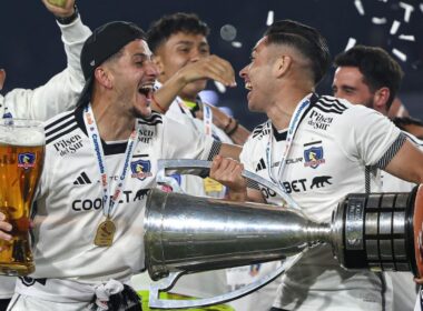 Gonzalo Castellani y Óscar Opazo celebrando la estrella 34 de Colo-Colo.