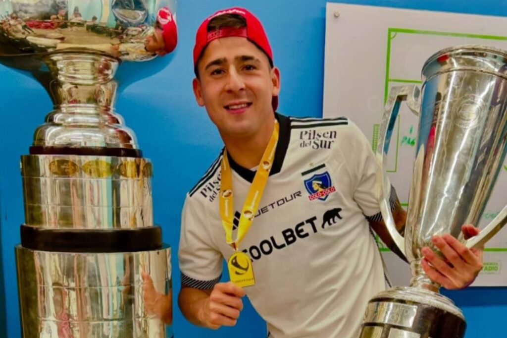 Primer plano a Guillermo Paiva con los trofeos conseguidos por Colo-Colo en el 2024.