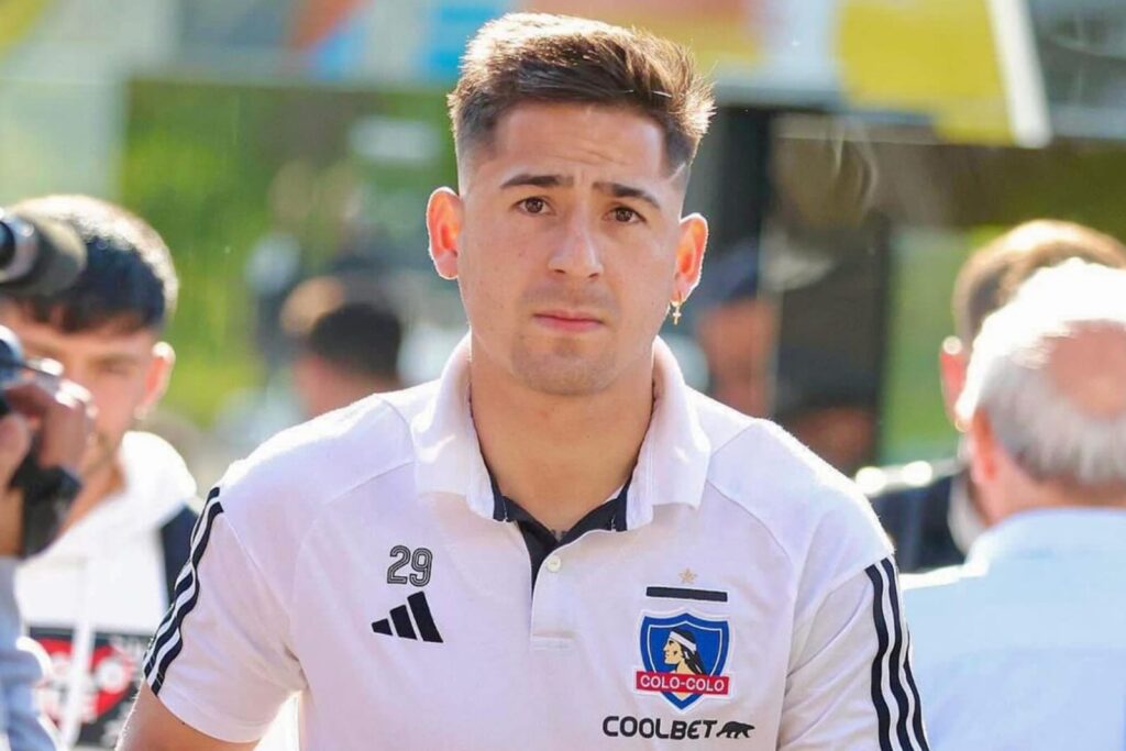 Primer plano a Guillermo Paiva con indumentaria de Colo-Colo.