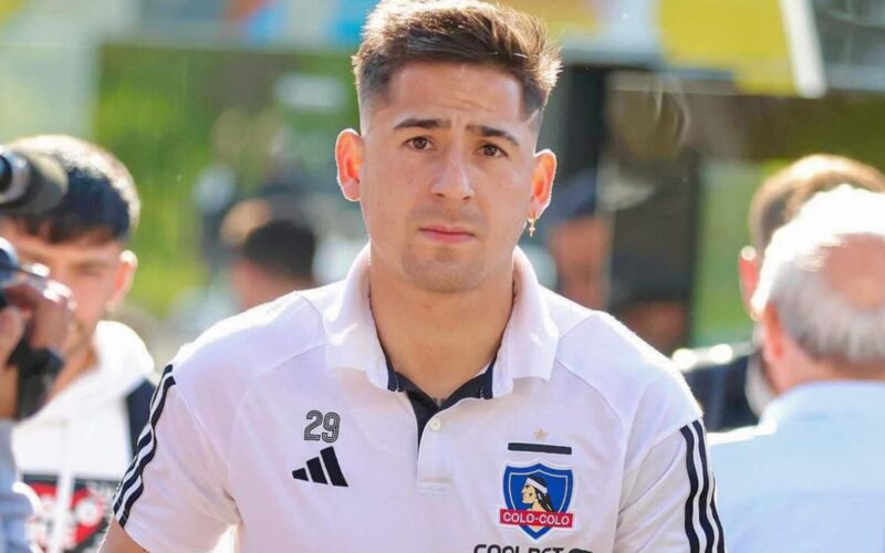 Primer plano a Guillermo Paiva con indumentaria de Colo-Colo.