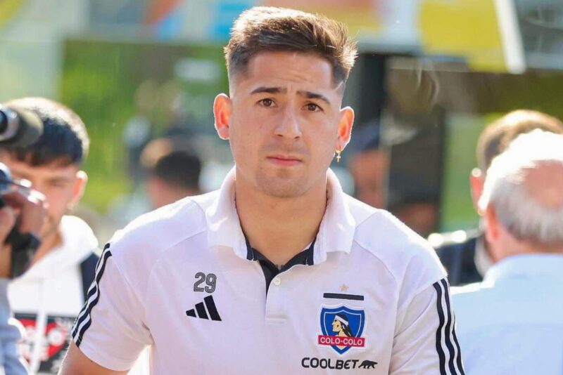 Primer plano a Guillermo Paiva con indumentaria de Colo-Colo.