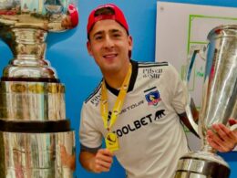 Primer plano a Guillermo Paiva con los trofeos conseguidos por Colo-Colo en el 2024.