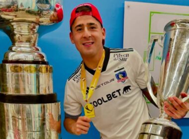 Primer plano a Guillermo Paiva con los trofeos conseguidos por Colo-Colo en el 2024.