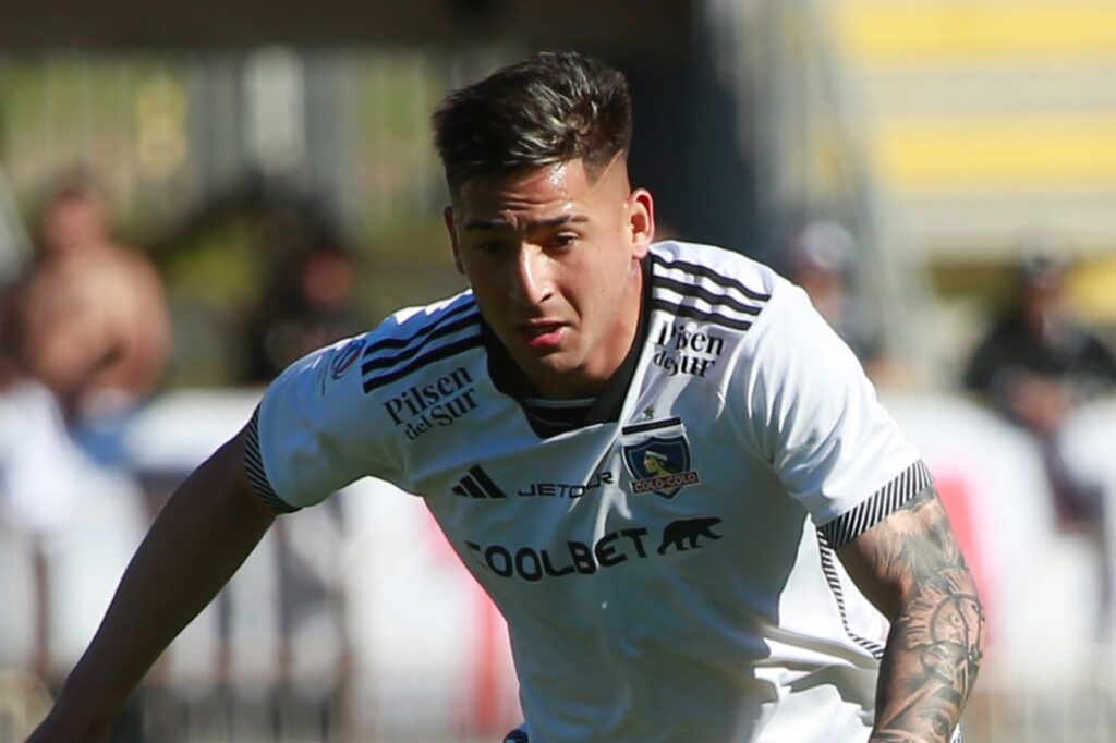 Primer plano a Guillermo Paiva con la camiseta de Colo-Colo.