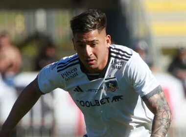 Primer plano a Guillermo Paiva con la camiseta de Colo-Colo.