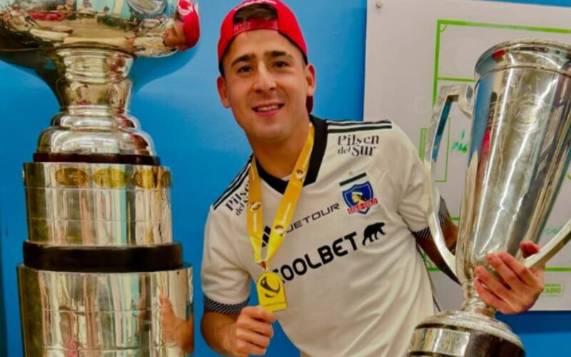 Primer plano a Guillermo Paiva con los trofeos conseguidos por Colo-Colo en el 2024.