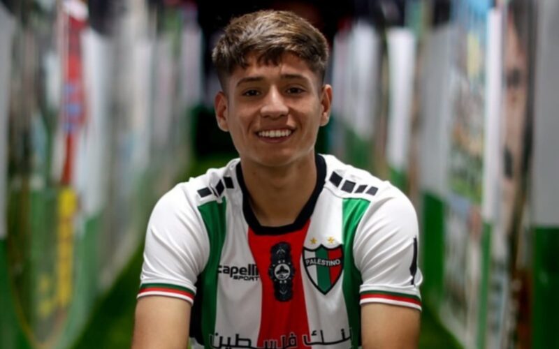 Primer plano a Iván Román con la camiseta de Palestino.