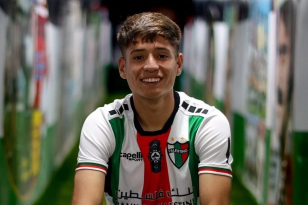 Primer plano a Iván Román con la camiseta de Palestino.