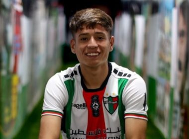 Primer plano a Iván Román con la camiseta de Palestino.