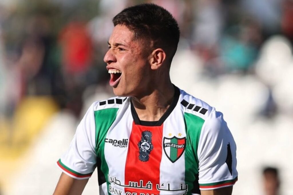 Primer plano a Iván Román celebrando un gol con la camiseta de Palestino.