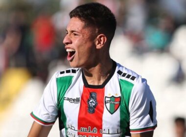 Primer plano a Iván Román celebrando un gol con la camiseta de Palestino.