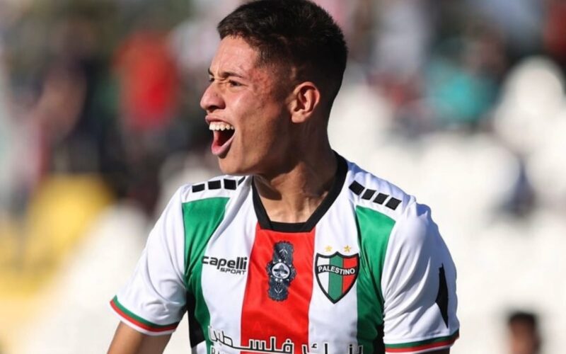 Primer plano a Iván Román celebrando un gol con la camiseta de Palestino.