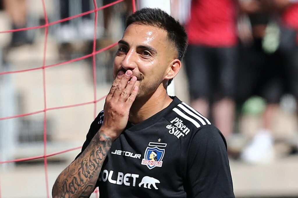 Primer plano a Javier Correa con la camiseta de Colo-Colo.