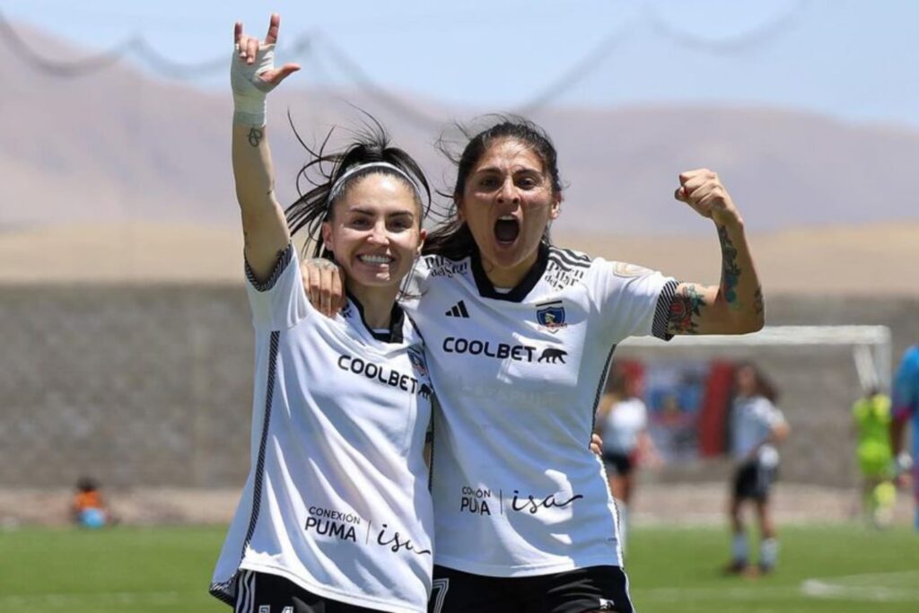 Javiera Grez y Yenny Acuña celebrando un gol con Colo-Colo Femenino vs Deportes Iquique.