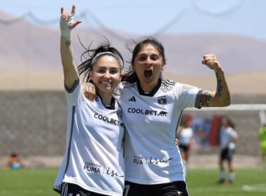 Javiera Grez y Yenny Acuña celebrando un gol con Colo-Colo Femenino vs Deportes Iquique.